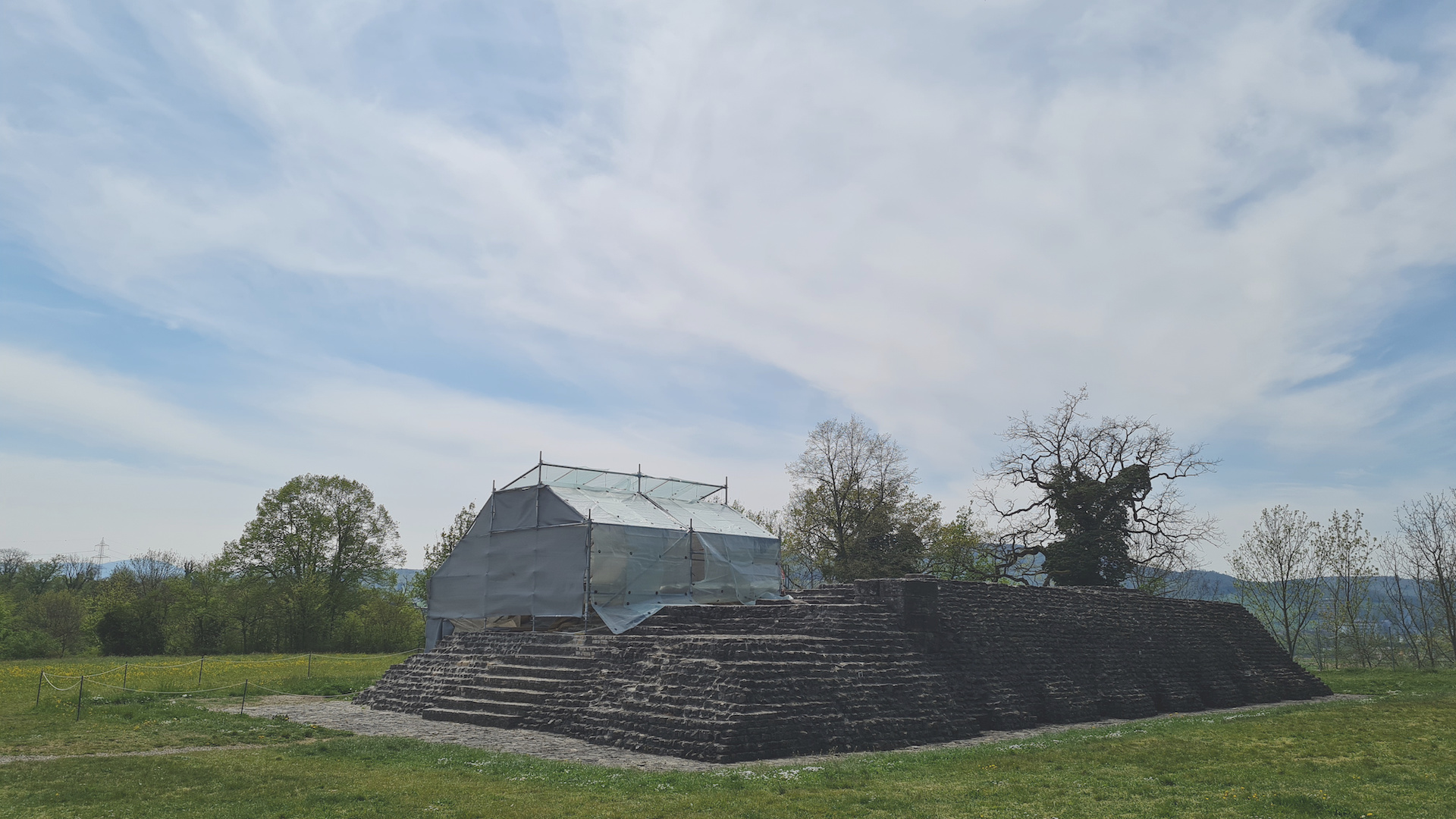 Photo of the still visible ruins of the roman temple on the Schönbühl hill in Augusta Raurica.