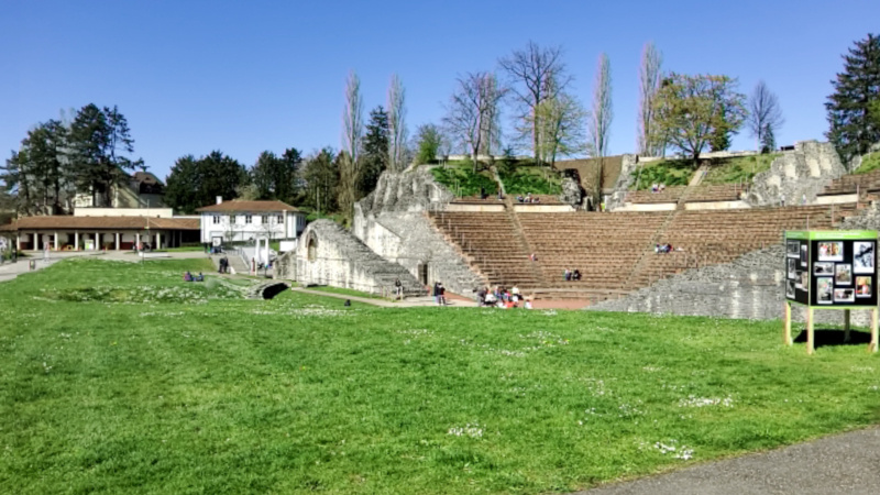 Photo of the still visible ruins of the roman theatre in Augusta Raurica.